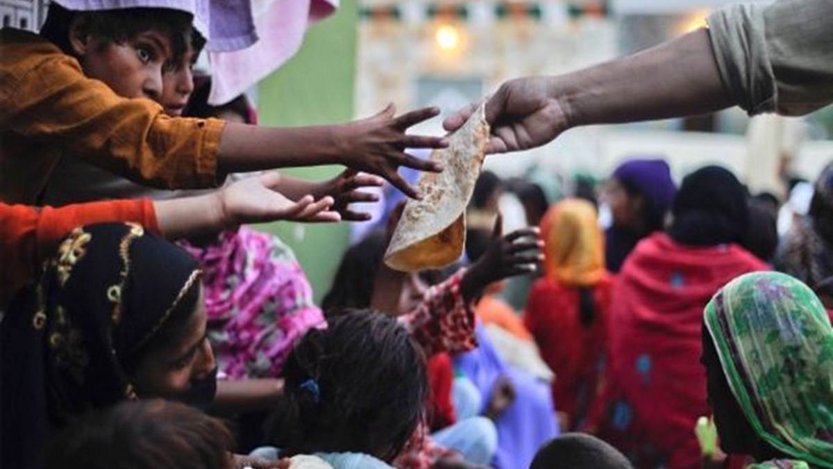 पाकिस्‍तान में महंगाई से बिगड़े हालात, कराची में आटे के लिए भीड़ में भगदड़, 11 की मौत
