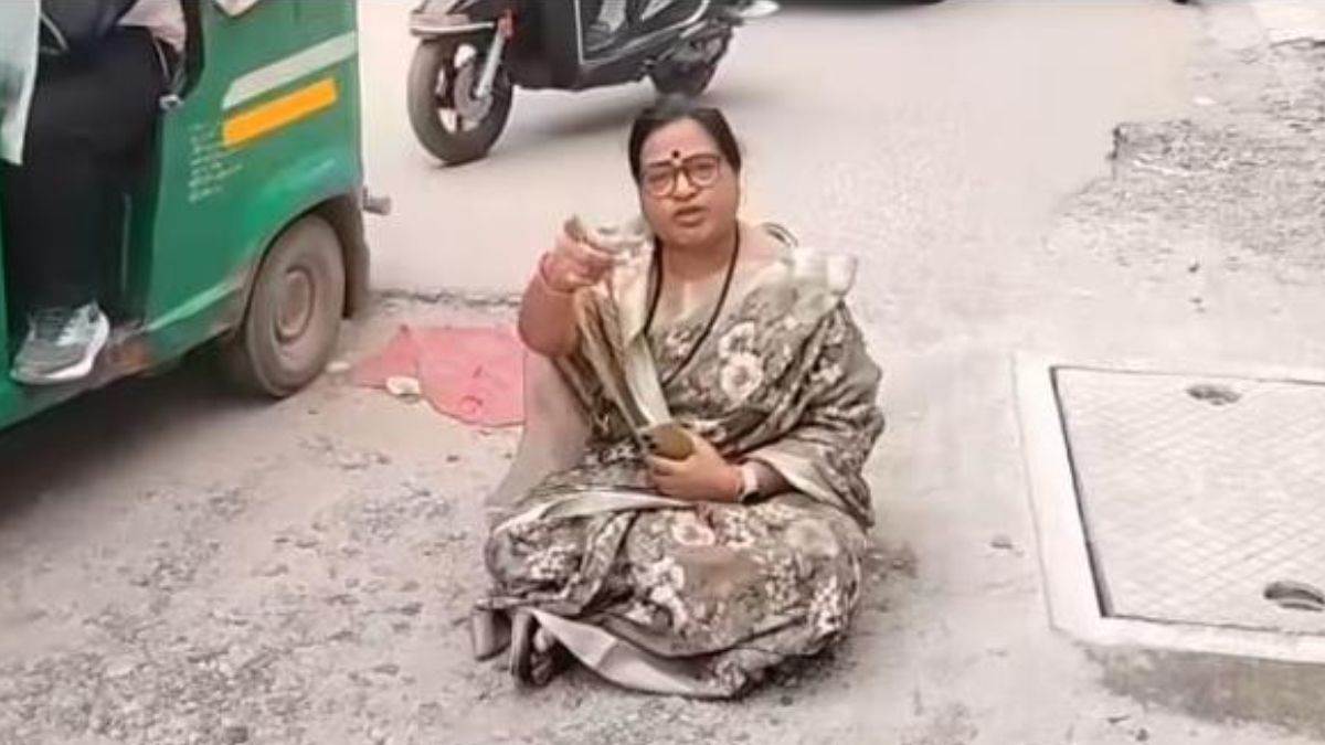 ग्वालियर में सड़क निर्माण न होने पर BJP पार्षद अपर्णा पाटिल धरने पर बैठीं, प्रशासन में मचा हड़कंप