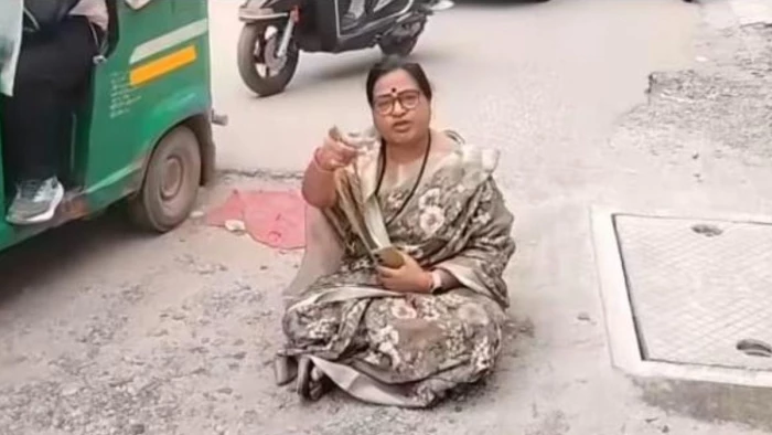 ग्वालियर में सड़क निर्माण न होने पर BJP पार्षद अपर्णा पाटिल धरने पर बैठीं, प्रशासन में मचा हड़कंप