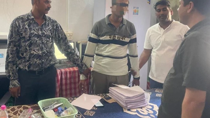 लोकायुक्त रीवा टीम का एक्शन... जन शिक्षक चढ़ा हत्थे, 1500 मांगकर 1200 लेते पकड़ा गया आरोपी शिक्षक