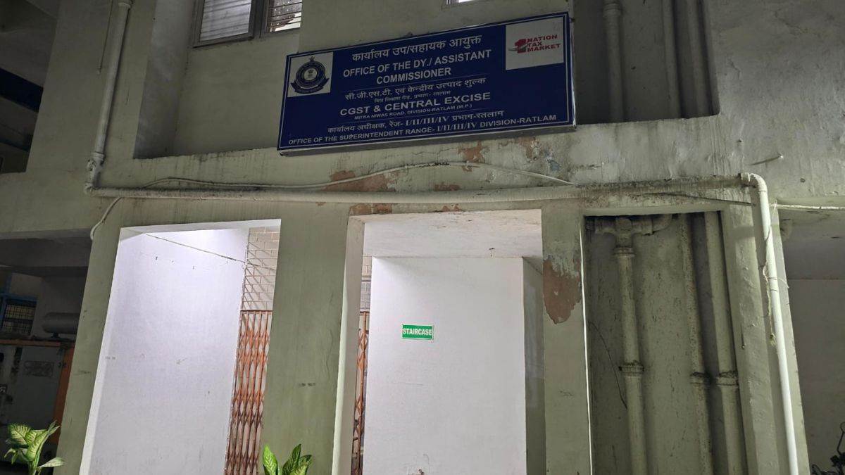 रतलाम CGST दफ्तर में CBI की छापेमारी, 1.5 लाख की रिश्वत लेते अधिकारी गिरफ्तार