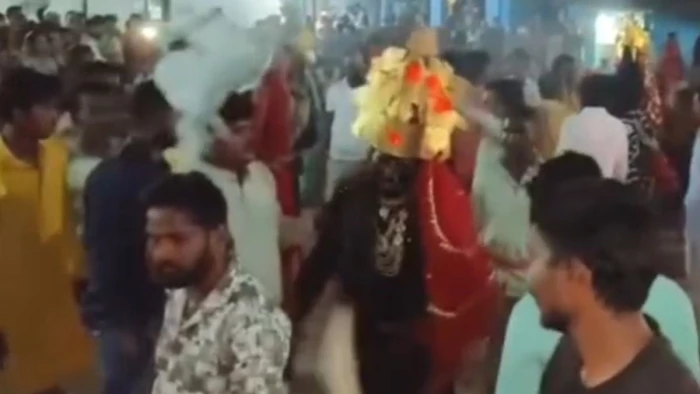 लाइव मौत का वीडियो... नवरात्रि विसर्जन में 'काली' बनकर नाच रहा था युवक, अचानक हार्ट अटैक से गई जान