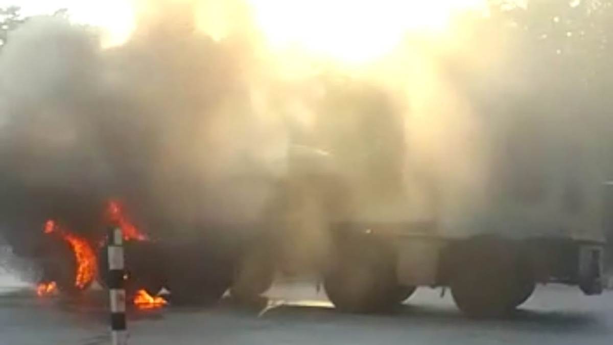 Balod Fire: टोल प्लाजा पर लोहा गिट्टी से भरी एक चलती ट्रक में लगी आग, पुलिस और टोल कर्मियों की सूझ-बूझ से टला हादसा