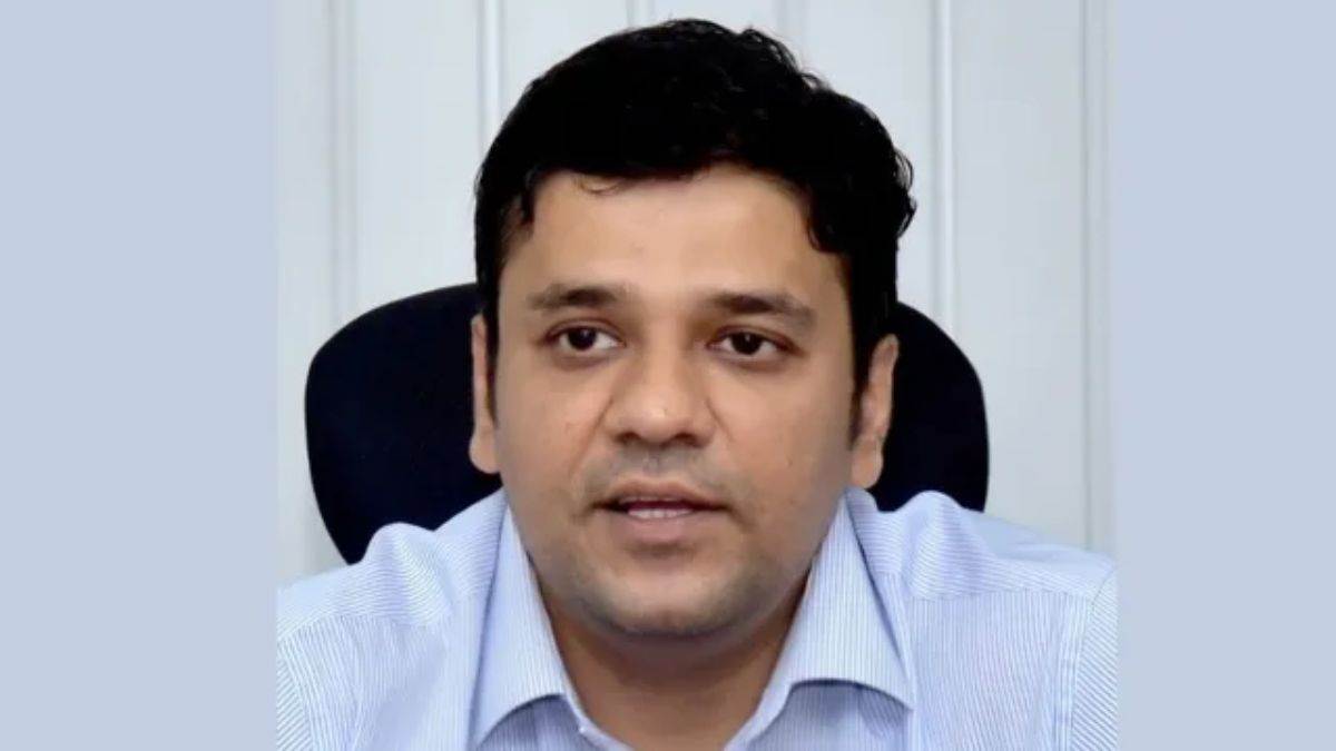 लापरवाह अफसरों पर डीएम का चाबुक: सीनियर कोषाधिकारी समेत 33 अधिकारियों का वेतन रोका, प्रशासनिक गलियारों में हड़कंप