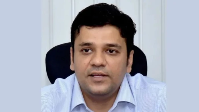 लापरवाह अफसरों पर डीएम का चाबुक: सीनियर कोषाधिकारी समेत 33 अधिकारियों का वेतन रोका, प्रशासनिक गलियारों में हड़कंप
