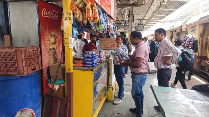 रायपुर रेलवे स्टेशन पर 'कटिंग' का बड़ा खेल, छोटे कप से चाय बेचकर यात्रियों से रोजाना 28 हजार रुपये की अतिरिक्त वसूली