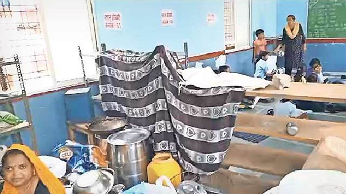 'कमाल' का स्कूल.. जहां बच्चे पढ़ते हैं वहीं आधे कमरे में बनता है भोजन