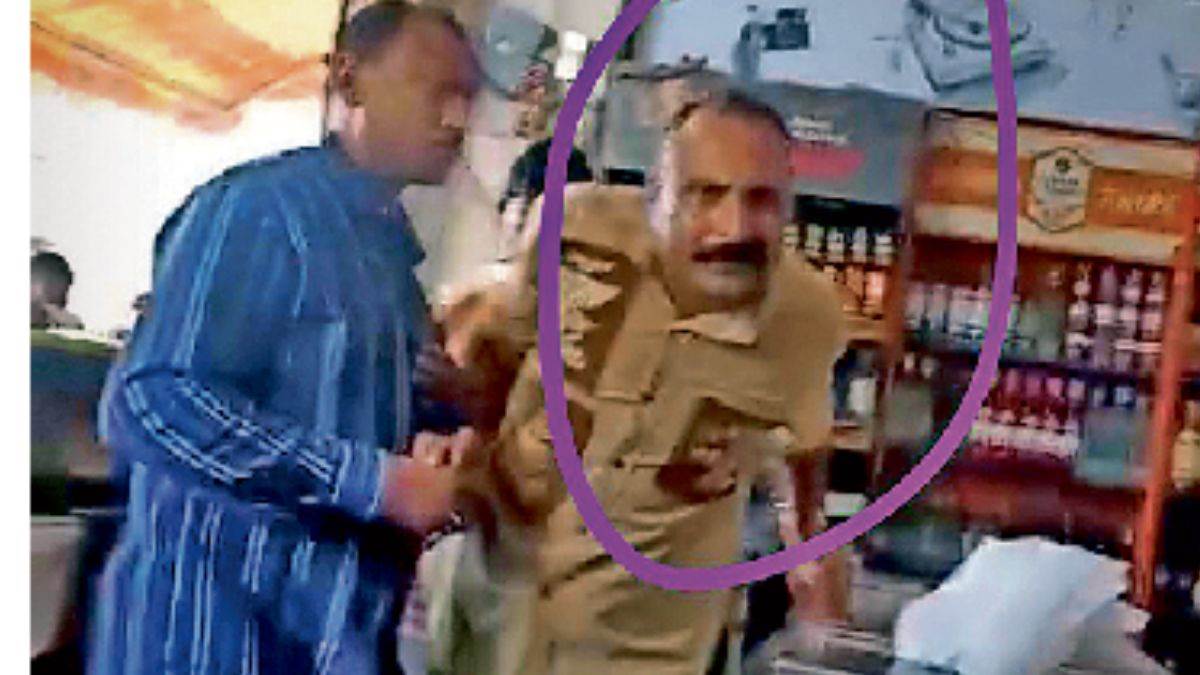 इंदौर में शराब दुकान पर सिपाही का हाईवोल्टेज ड्रामा, मुफ्त बोतल नहीं मिली तो हंगामा, पिस्टल दिखाकर धमकाया