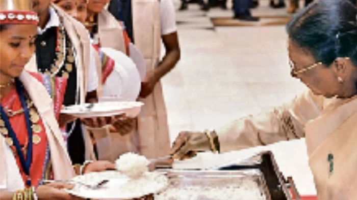 राष्ट्रपति भवन में गूंजा बस्तर, मांझी-चालकी बने राष्ट्र के विशेष अतिथि, राष्ट्रपति ने अतिथियों को स्वयं भोजन परोसकर किया स्वागत