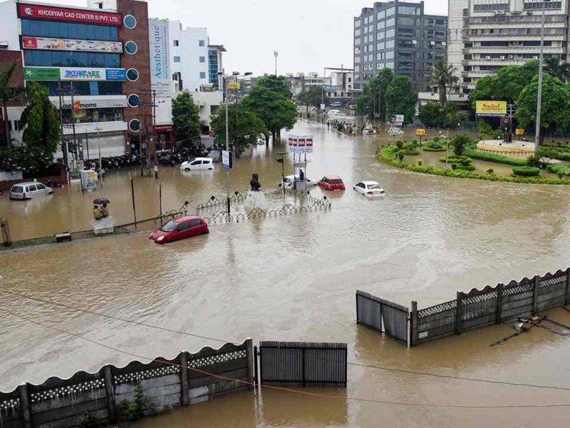 Gujarat Rain : MP की बारिश से गुजरात में बड़े पैमाने पर फसलें गलीं, NDRF की 13 टीमें तैनात, 154 जलाशय हाई अलर्ट पर