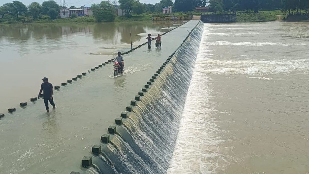 खारंग नदी पर बने एनीकट में बहा 11वीं का छात्र, इधर लोगों की लापरवाही जारी