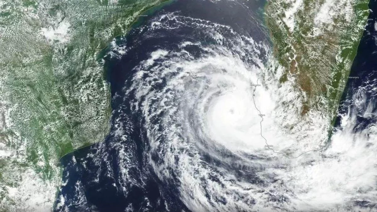 Cyclone Asna: चक्रवाती तूफान असना से गुजरात को मिली राहत, अब पाकिस्तान पर मंडराया बाढ़ का खतरा