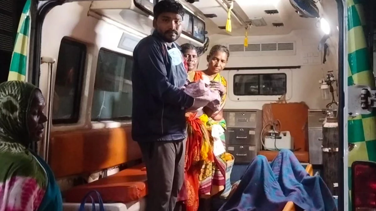 दंतेवाड़ा में स्वास्थ्य सुविधाओं की खुली पोल, अस्पताल के गेट पर लगा था ताला, महिला ने एंबुलेंस में ही दिया बच्‍चे को जन्म
