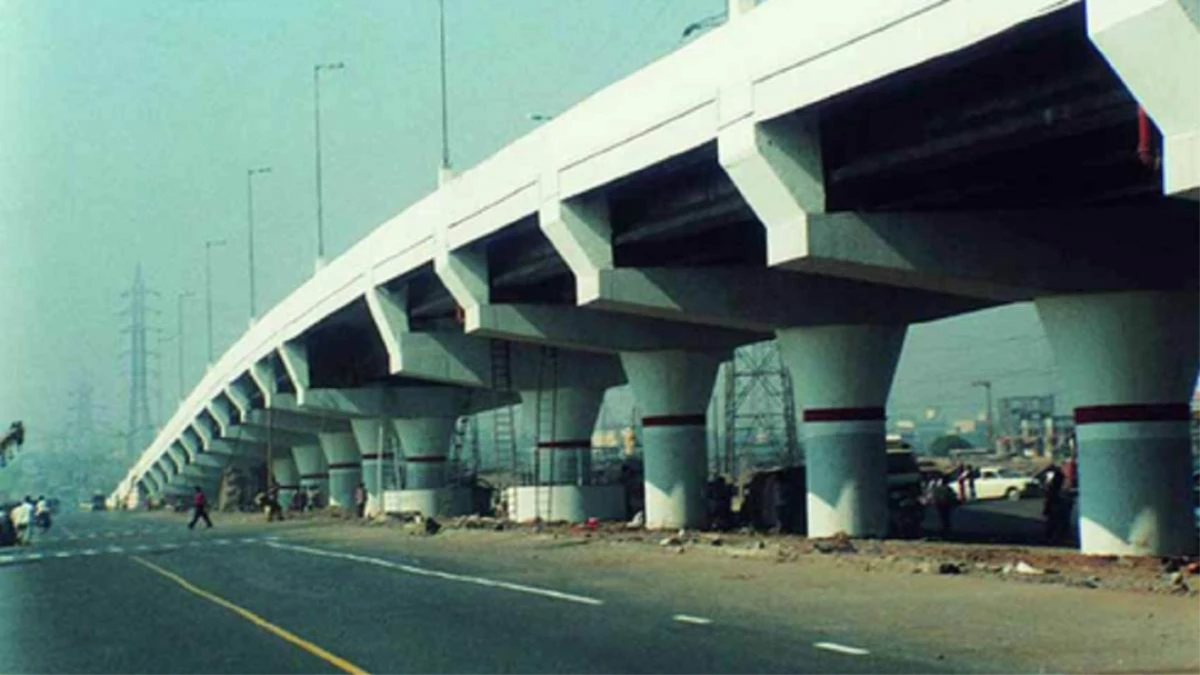 एक Flyover ऐसा भी... घर पर थूक रहे लोग और फेंक रहे कचरा, स्टंटबाज कर रहे परेशान
