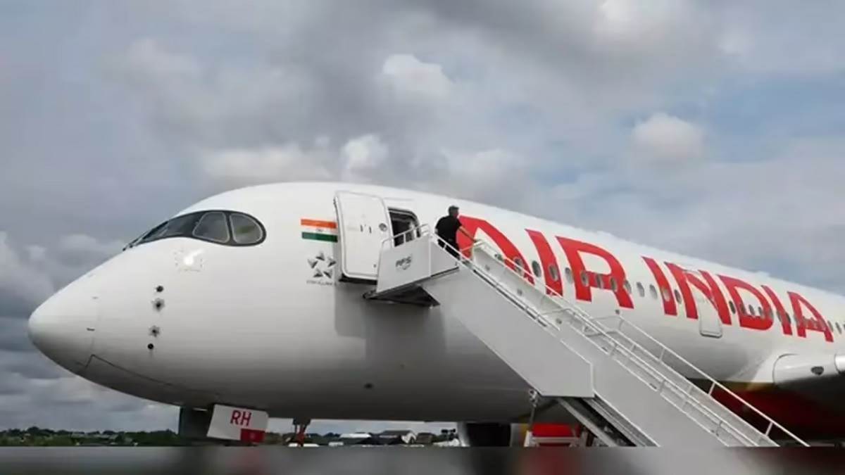 दिल्ली से इंदौर जा रहे Air India विमान के इंजन में लगी आग...यात्रियों में हड़कंप, तुरंत करवाई इमरजेंसी लैंडिंग
