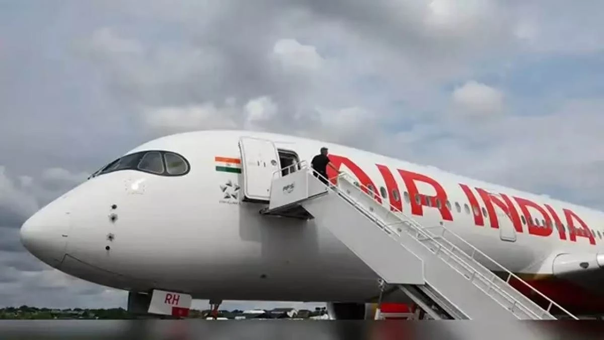 दिल्ली से इंदौर जा रहे Air India विमान के इंजन में लगी आग...यात्रियों में हड़कंप, तुरंत करवाई इमरजेंसी लैंडिंग
