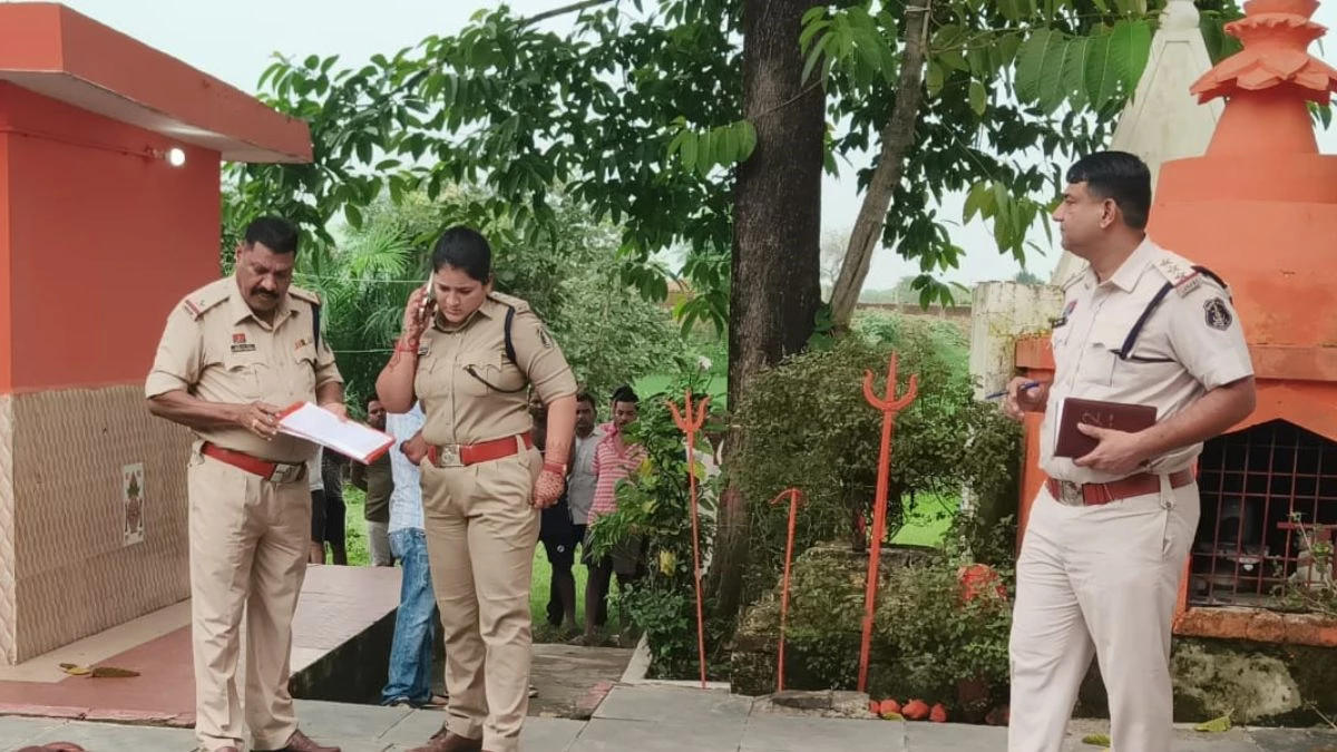 Bilaspur Crime News: पूजा करने मंदिर पहुंची पुजारी की मां, वहां बेटे की खून से सनी लाश देखकर चीख पड़ी