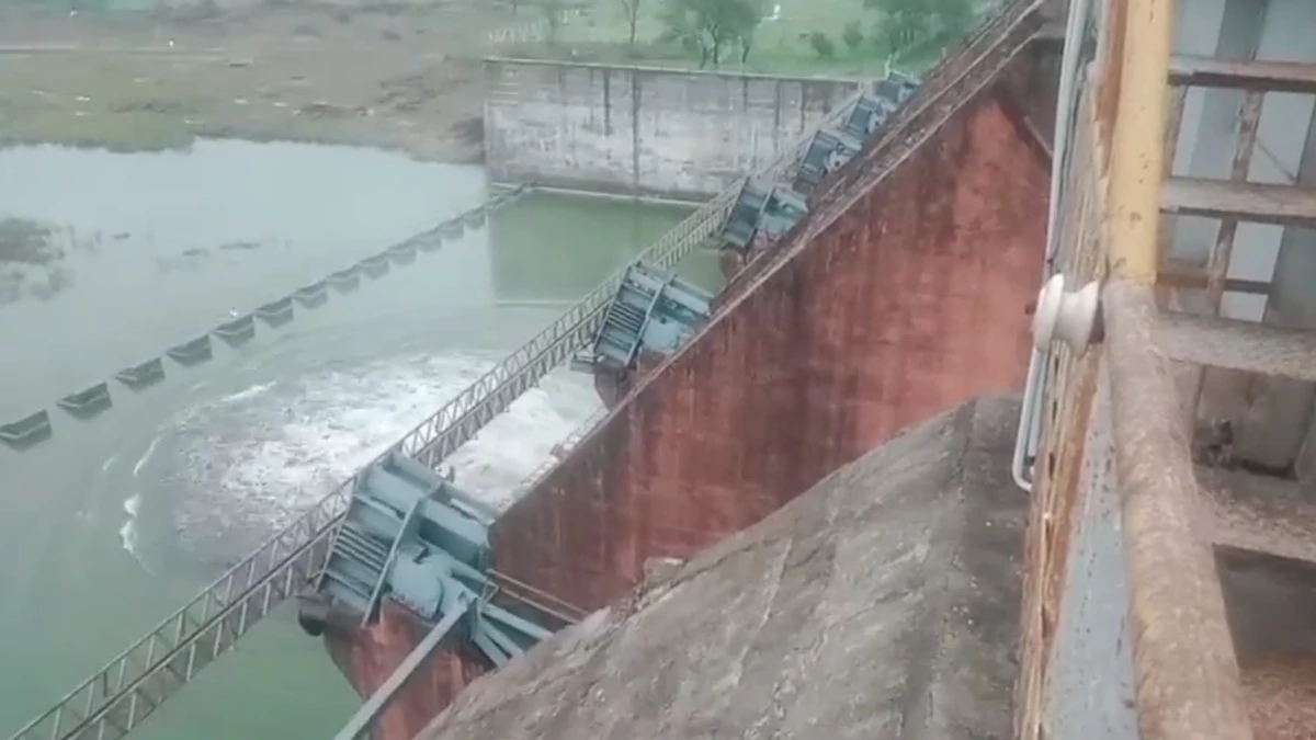 उज्जैन शहर की प्यास बुझाने वाला गंभीर डैम हुआ लबालब, एक गेट खोला गया