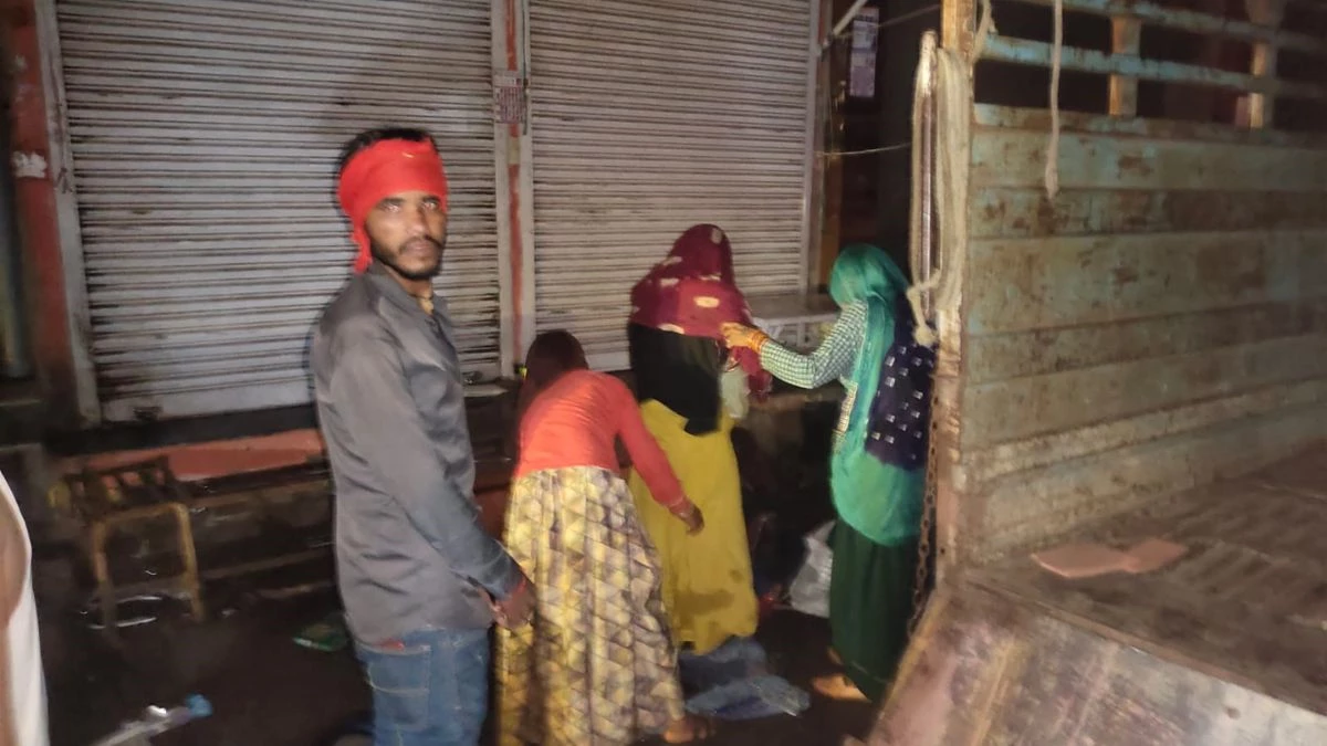 हेल्थ सिस्टम का बुरा हाल! विदिशा में महिला ने सड़क पर दिया बच्चे को जन्म, लोडिंग वाहन से पहुंची अस्पताल