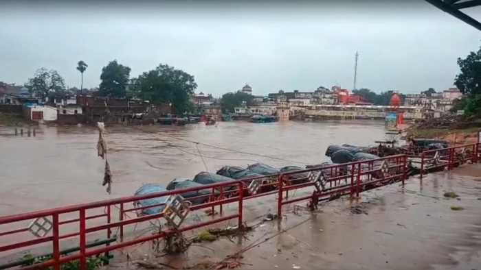 चित्रकूट में बाढ़ के बाद फिर बारिश का कहर, नेशनल हाईवे धंसा; बढ़ रहा मंदाकिनी नदी का जलस्तर