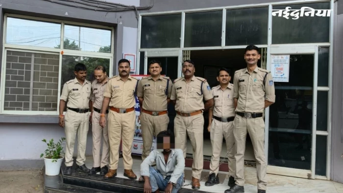 हथकड़ी समेत बाइक से कूदकर फरार हुआ इनामी आरोपी गिरफ्तार, खंडवा के पुश्तैनी घर से पुलिस ने दबोचा