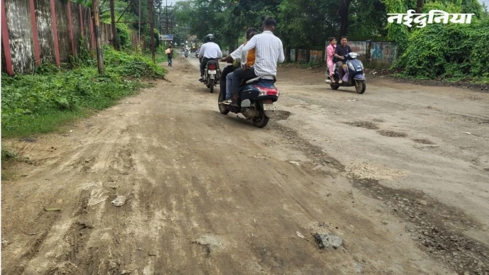 जबलपुर में लापरवाही की सड़क... 1 नंबर पुल से कांचघर रोड मलबा बनी, ठेकेदार की खानापूर्ति से हादसे का डर