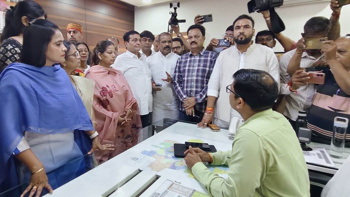 इंदौर में 12 सितंबर को होने वाले राहुल गांधी के कार्यक्रम की अनुमति लेने नगर निगम पहुंचे कांग्रेस नेता