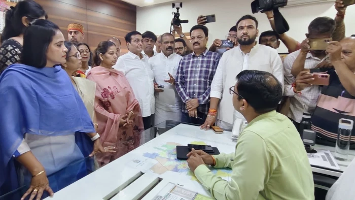 इंदौर में 12 सितंबर को होने वाले राहुल गांधी के कार्यक्रम की अनुमति लेने नगर निगम पहुंचे कांग्रेस नेता