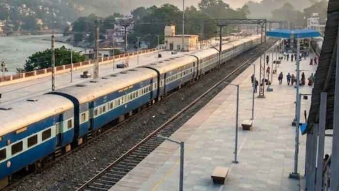 भारी बारिश में थमी ट्रेनों की रफ्तार, 10 किमी की रफ्तार से कई गाड़ियां 16 घंटे तक लेट