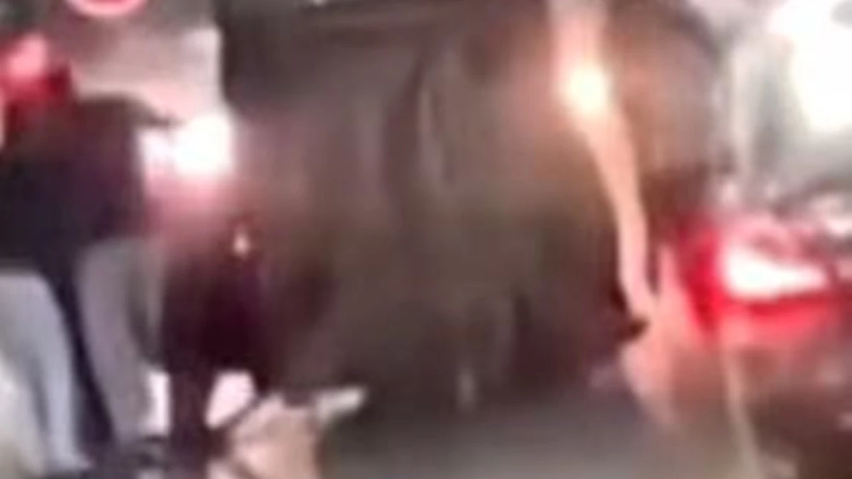 भोपाल में मुख्यमंत्री के काफिले के सामने तेज स्पीड से आ रही कार खंभे से टकराकर पलटी