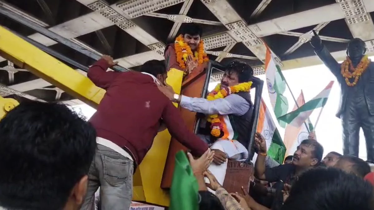 MP में क्रेन में फंसे सांसद गणेश सिंह, झटके से आई नीचे तो खो बैठे आपा और ऑपरेटर को लगा दिया तमाचा