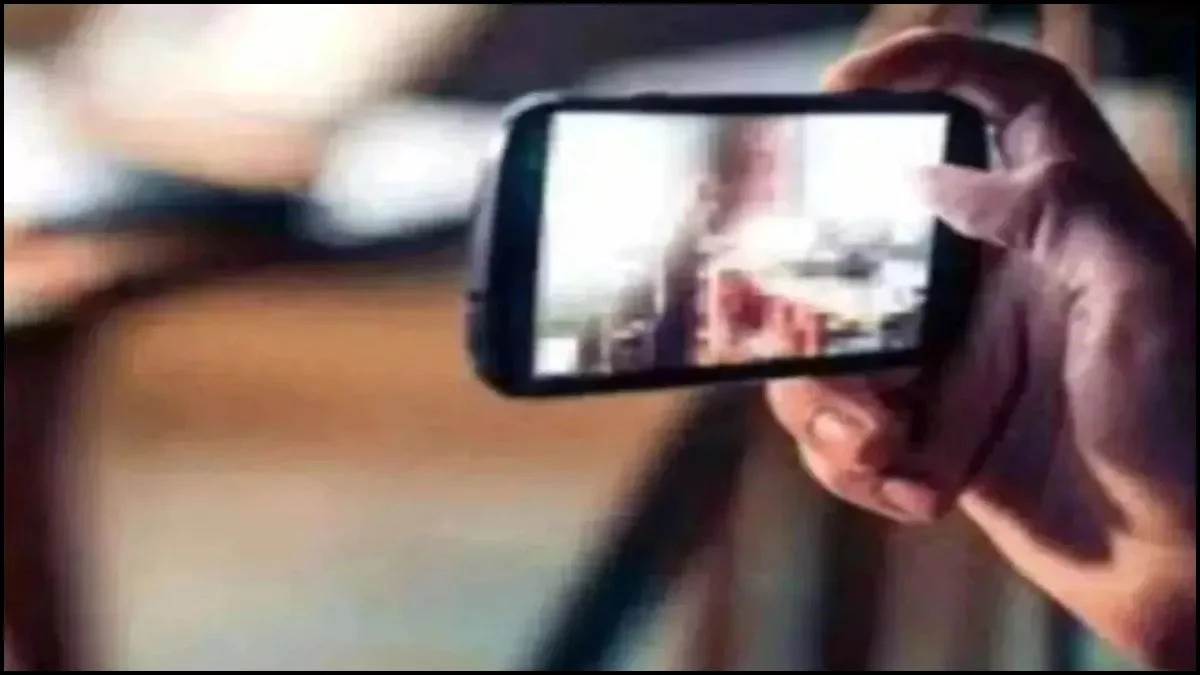 'मोबाइल पर सर दिखाते हैं गंदे वीडियो, नहीं जाएंगे स्कूल', भिंड में छात्राओं की शिकायत पर शिक्षक गिरफ्तार