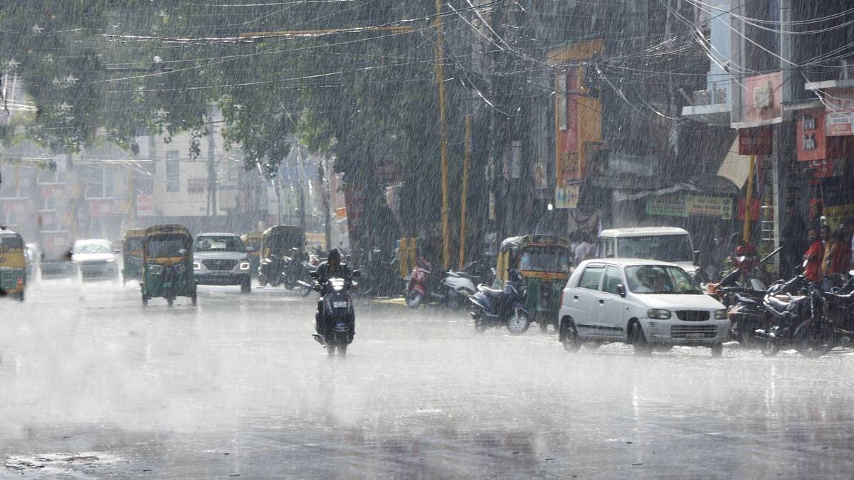 Rain in Indore: इंदौर और आस-पास के इलाकों में सुबह से हो रही बारिश, तापमान में आई गिरावट