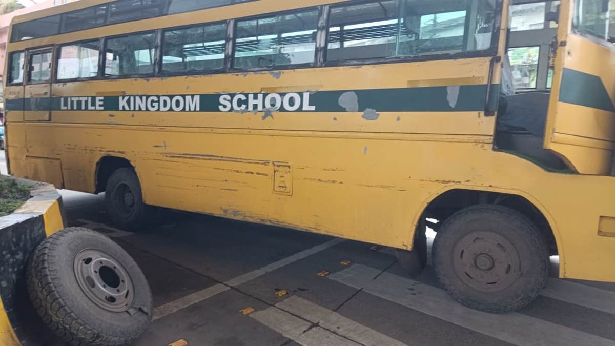 जबलपुर में बच्चों को लेकर जा रही स्कूल का पहिया निकलकर 500 मीटर दूर उछला, बड़ा हादसा टला