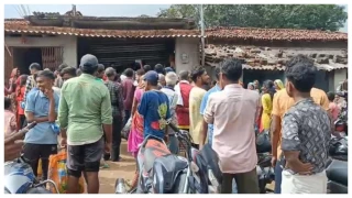 सरगुजा के गोरता में पांच महीने से राशन नहीं मिलने पर भड़के ग्रामीण, दुकान में जड़ा ताला