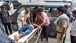 खरगोन में खंडवा-वडोदरा हाईवे पर मरीजों को अस्पताल ले जा रही कारें टकराई, एक की मौत, 10 घायल