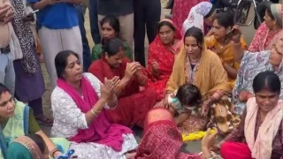 सिवनी में मोक्षधाम के पास शराब दुकान का विरोध, जाम लगाकर महिलाओं ने पढ़ी हनुमान चालीसा