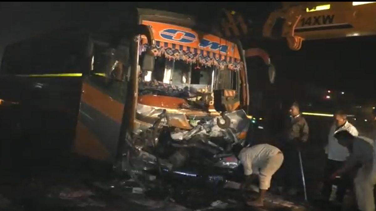 Navsari Accident: बस ड्राइवर को आया हार्ट अटैक, जिस कार से हुई टक्कर, उसमें सवार सभी 8 की मौत, देखिए गुजरात के नवसारी का वीडियो