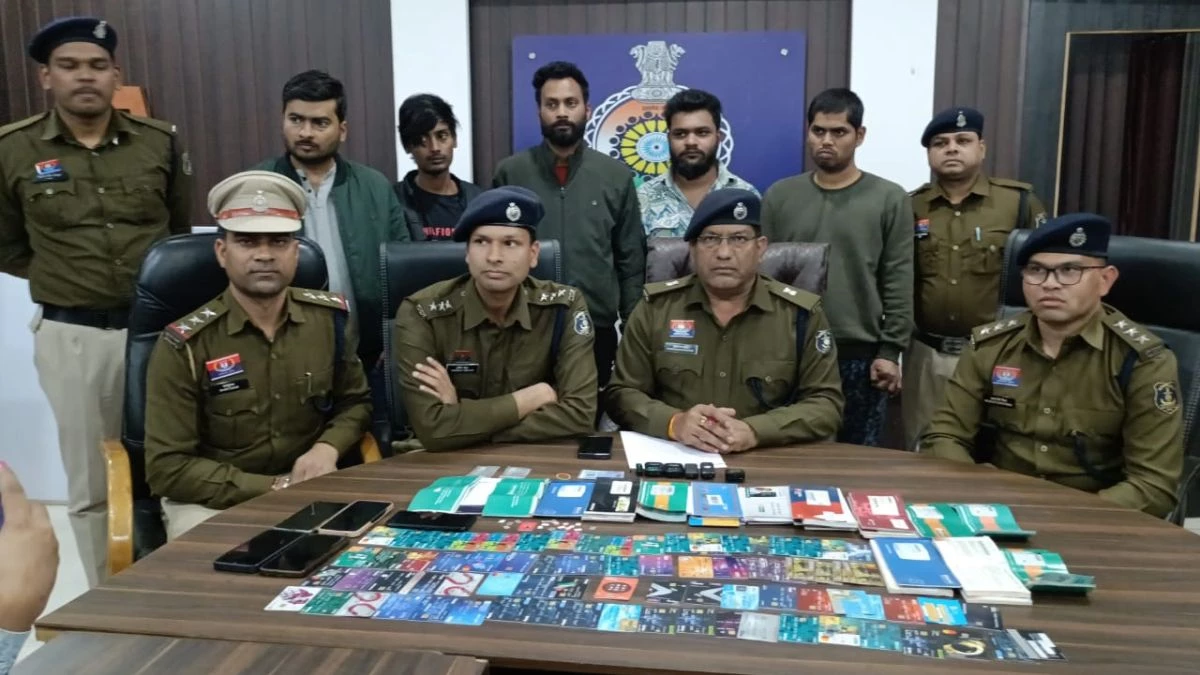 दुर्ग पुलिस का बड़ा धमाका, म्यूल अकाउंट गैंग के सरगना समेत 5 गिरफ्तार, 78 ATM और 16 सिम जब्त