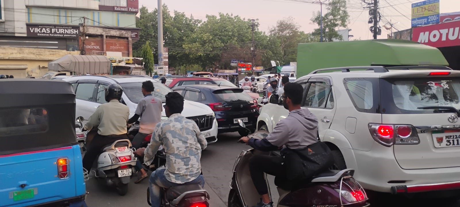 धूल भरी आंधी से थमा इंदौर, 100 किमी प्रतिघंटा की रफ्तार से चली हवा; कई पेड़ और होर्डिंग गिरे