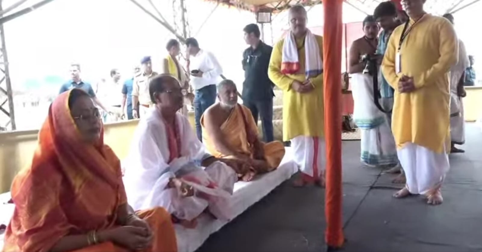 CM in Omkareshwar: मुख्यमंत्री शिवराज पहुंचे ओंकारेश्वर, 21 कुंडीय यज्ञ में  सपत्नीक दी आहुति - Omkar Parvat Chief Minister Shivraj reached Omkareshwar  offered Saptnik in 21 Kundiya Yagya