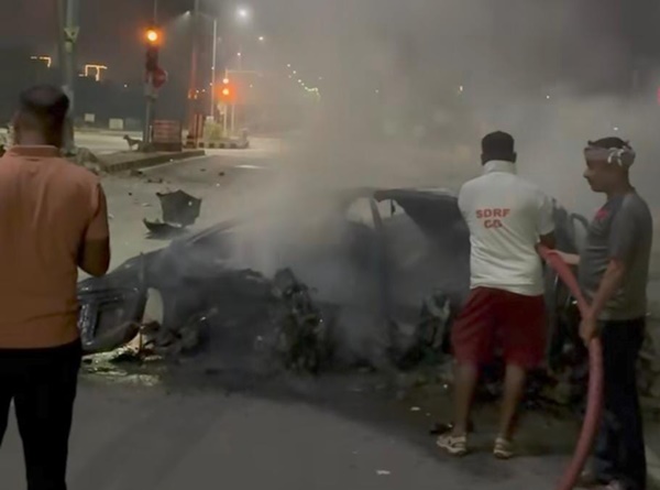 Raipur Car Accident: नवा रायपुर में खंभे से टकराने के बाद कार में लगी ...