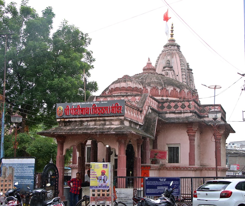 इंदौर शहर के बीच है पंढरीनाथ मंदिर, रात में गर्भगृह में भगवान के लिए सजाई जाती है शैया