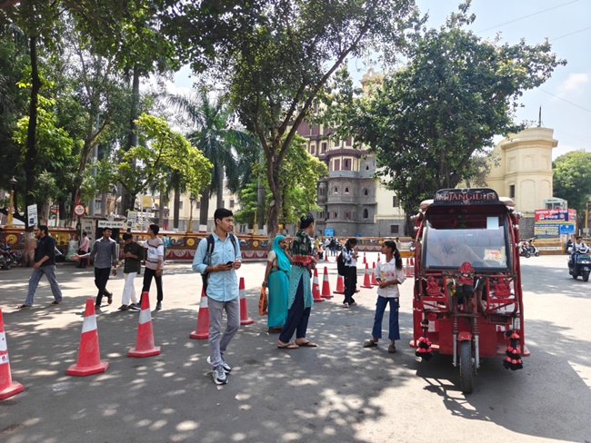 इंदौर में हुए हादसे के बाद राजवाड़ा नो बस जोन हुआ घोषित, ई-रिक्शा पर कोई रोक नहीं