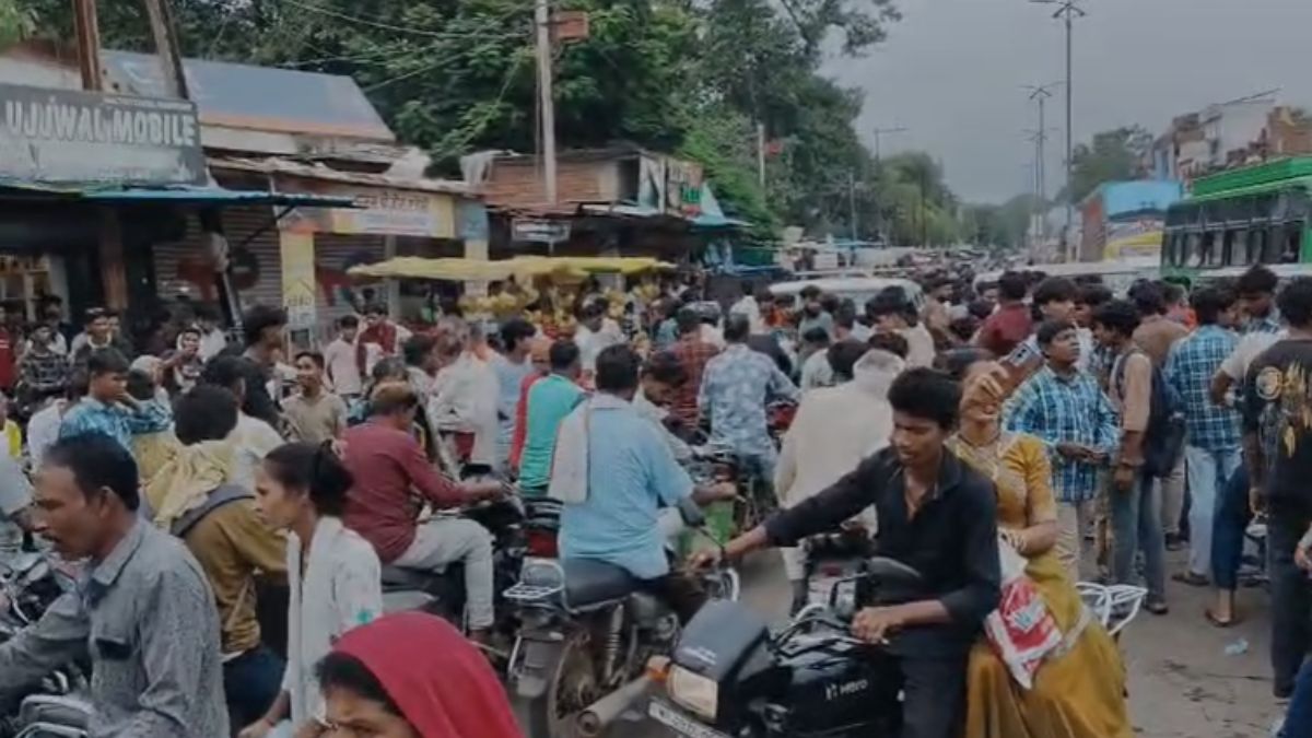 जबलपुर में सड़क पर उतरे सांदीपनी विद्यालय के सैकड़ों छात्र, स्कूल 10 किमी  दूर शिफ्ट करने का विरोध, जबलपुर-दमोह-भोपाल रोड किया जाम