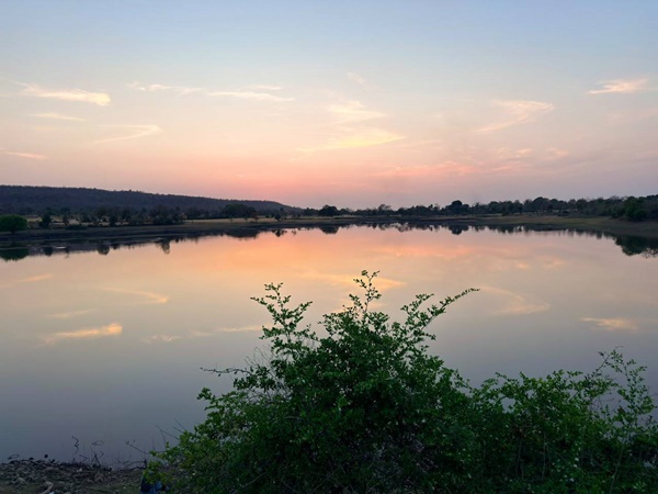 Tourist Place Near Indore: इंदौर से 50 किमी दूर है अंबापानी झील, पहाड़ों के बीच सुकून देता है यहां का नजारा