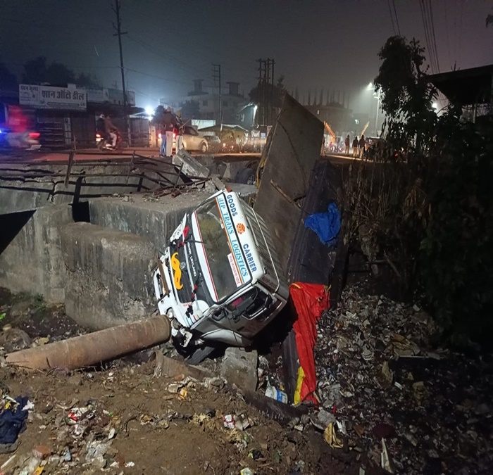Accident In Jabalpur गोहलपुर थाने के पास नाले में घुसा ट्राला, चालक