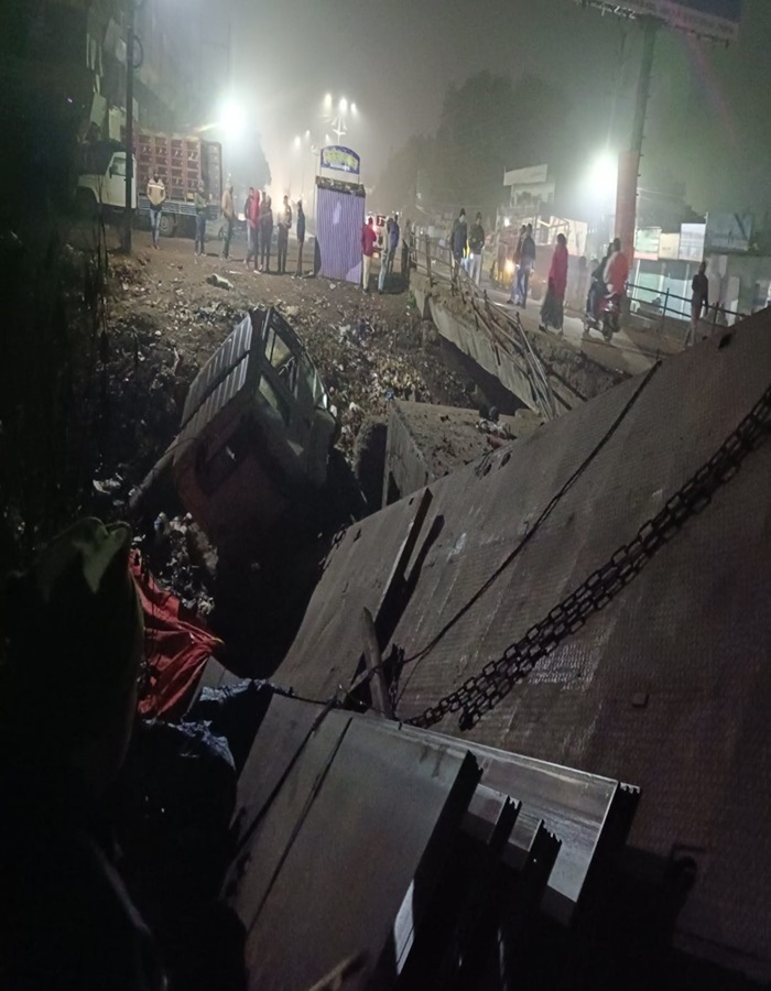 Accident In Jabalpur गोहलपुर थाने के पास नाले में घुसा ट्राला, चालक