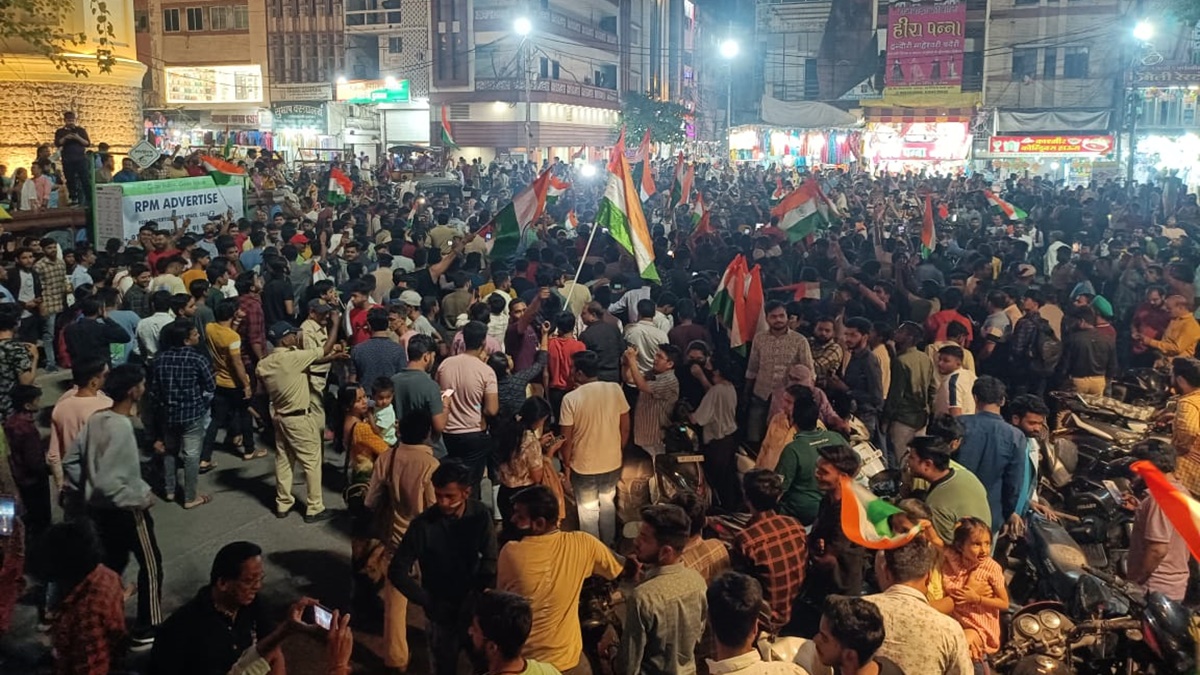 इंदौर में मना भारत की जीत का जश्न, राजवाड़ा पर तिरंगा लिए हजारों की संख्या में पहुंचे युवा जमकर हुई आतिशबाजी