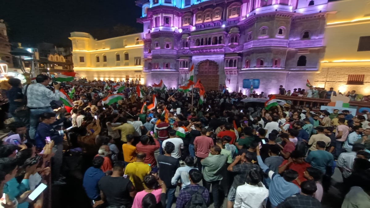 इंदौर में मना भारत की जीत का जश्न, राजवाड़ा पर तिरंगा लिए हजारों की संख्या में पहुंचे युवा जमकर हुई आतिशबाजी